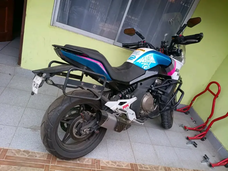 Moto deportiva CFMoto 650MT con maletero - 5