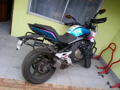 Moto deportiva CFMoto 650MT con maletero - miniatura 5