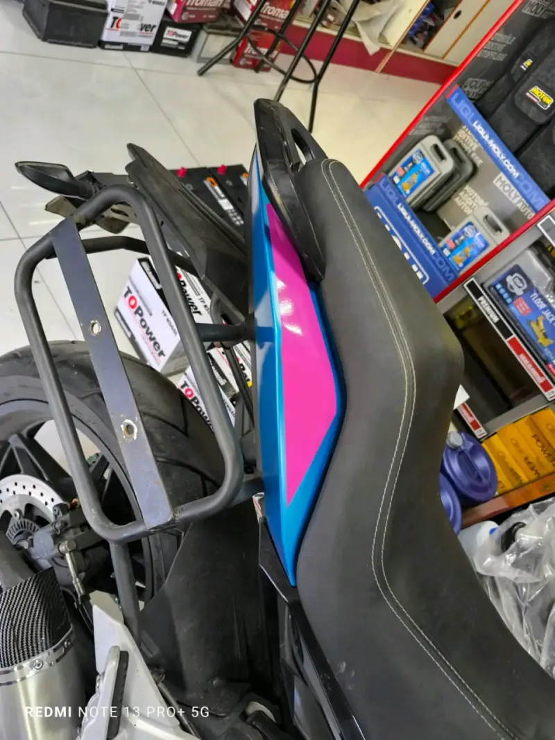 Moto deportiva CFMoto 650MT con maletero - 6