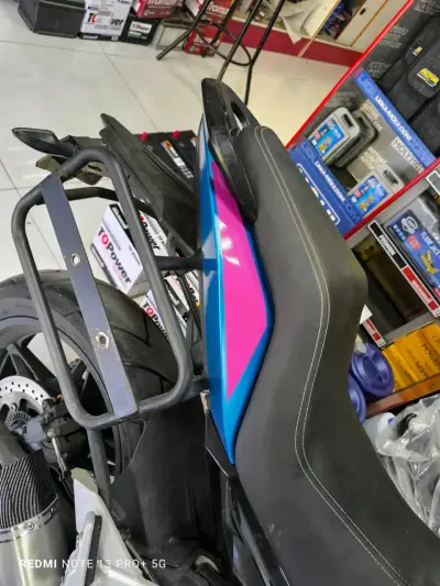 Moto deportiva CFMoto 650MT con maletero - miniatura 6