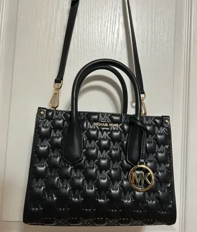 Bolso Michael Kors negro con logo en relieve - miniatura 1