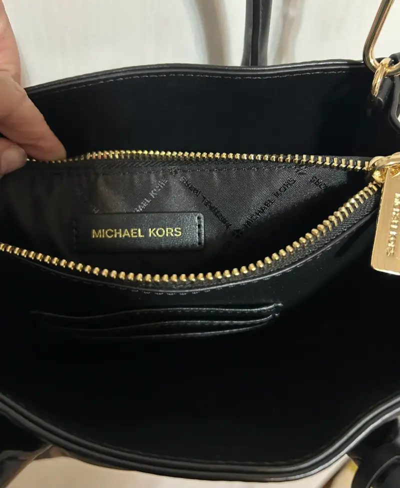 Bolso Michael Kors negro con logo en relieve - 2