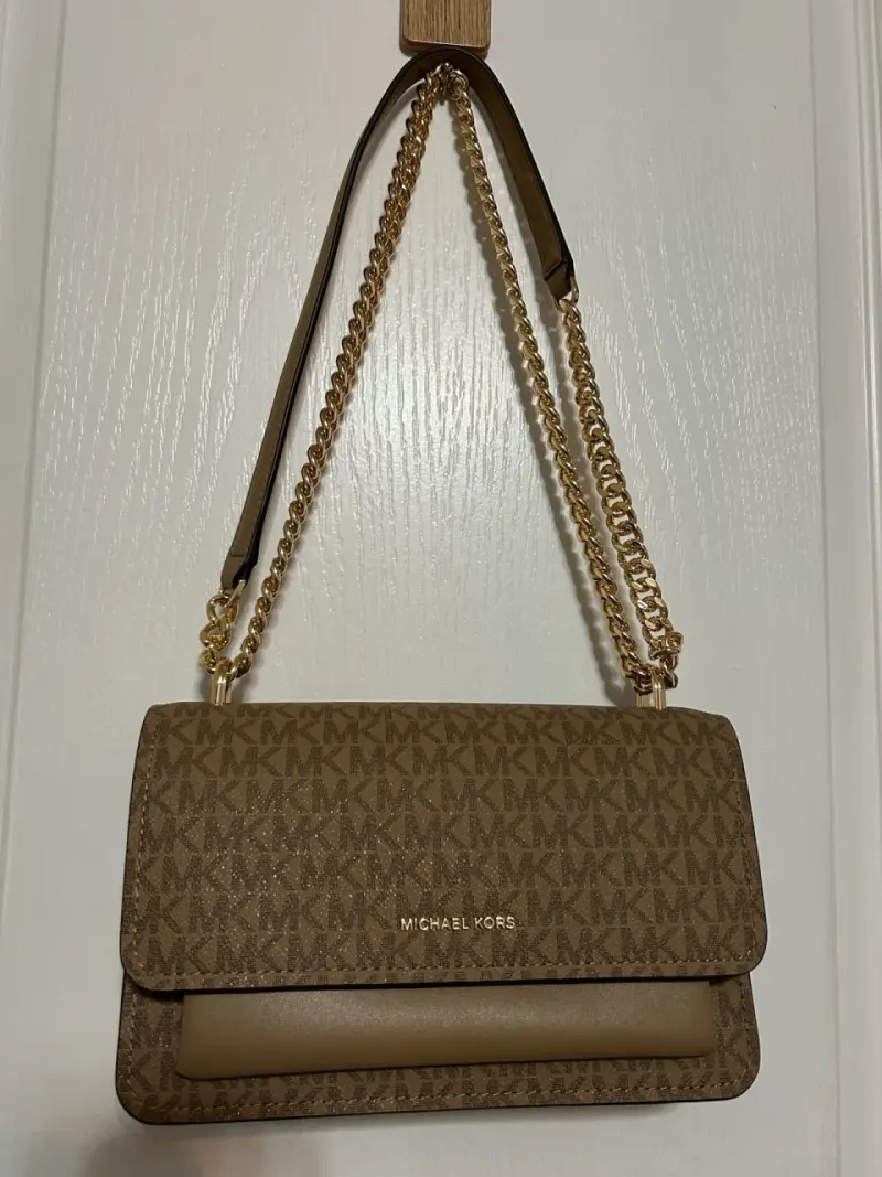 Cartera Michael Kors marrón con cadena dorada - 1