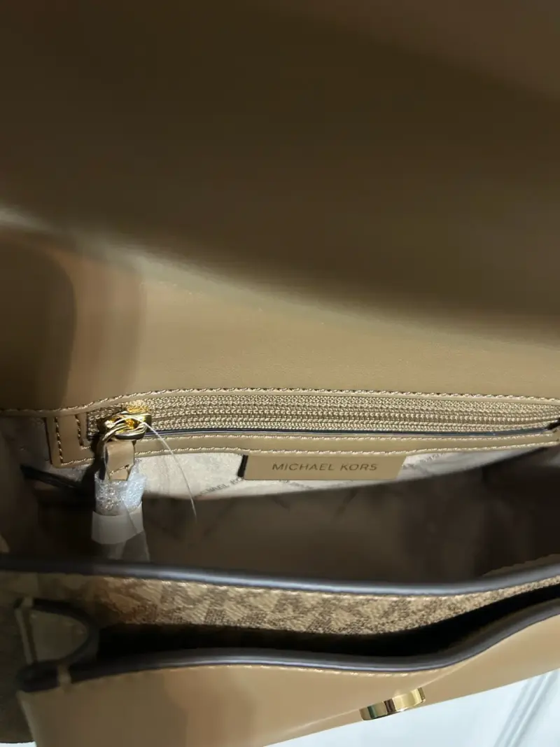 Cartera Michael Kors marrón con cadena dorada - 2