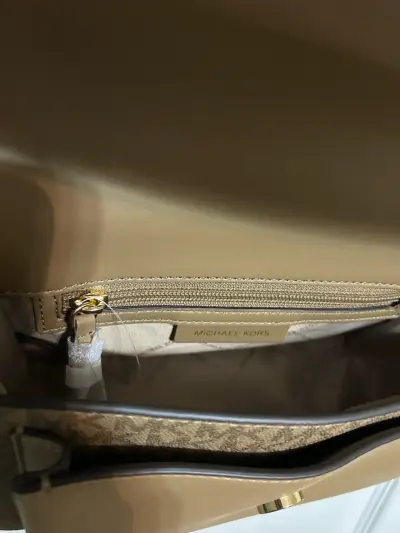 Cartera Michael Kors marrón con cadena dorada - miniatura 2