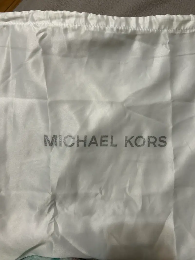 Cartera Michael Kors marrón con cadena dorada - 3
