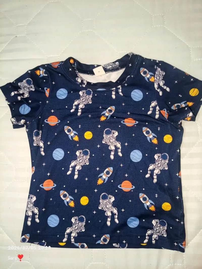 Polera infantil con diseño de astronautas - 1