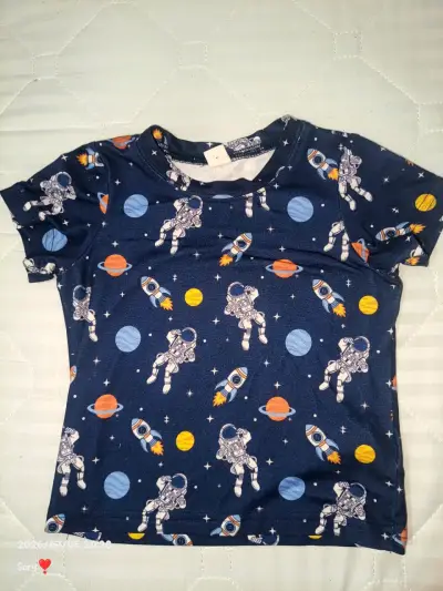 Polera infantil con diseño de astronautas - miniatura 1