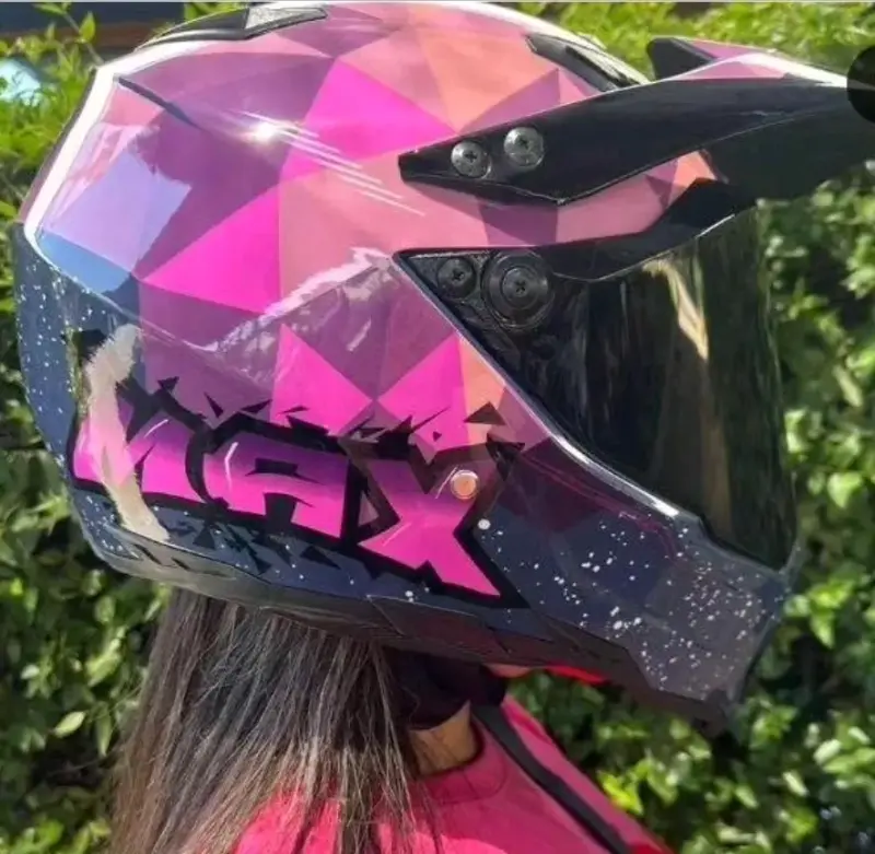 Casco de moto MAX rosa con diseño geométrico L