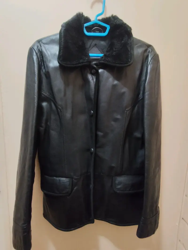 Chaqueta de cuero negra con cuello de piel - 1