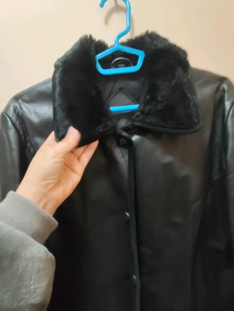 Chaqueta de cuero negra con cuello de piel - 2