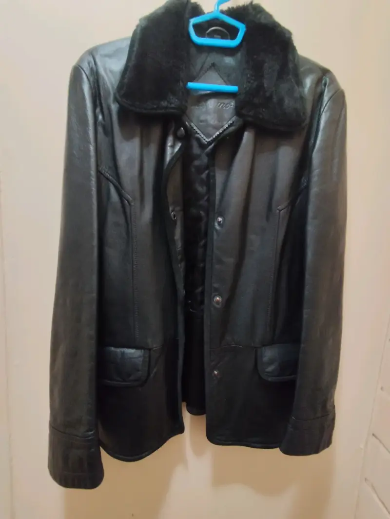 Chaqueta de cuero negra con cuello de piel - 3