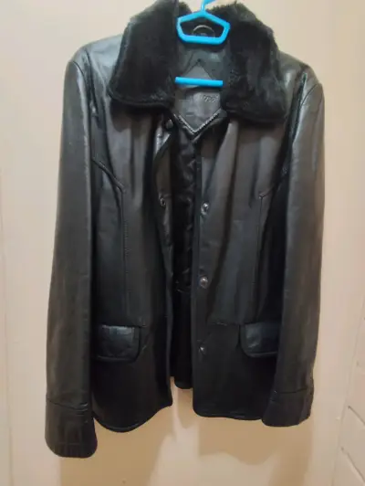 Chaqueta de cuero negra con cuello de piel - miniatura 3