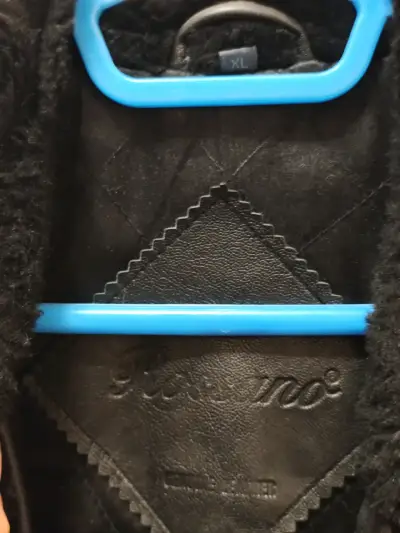 Chaqueta de cuero negra con cuello de piel - miniatura 4