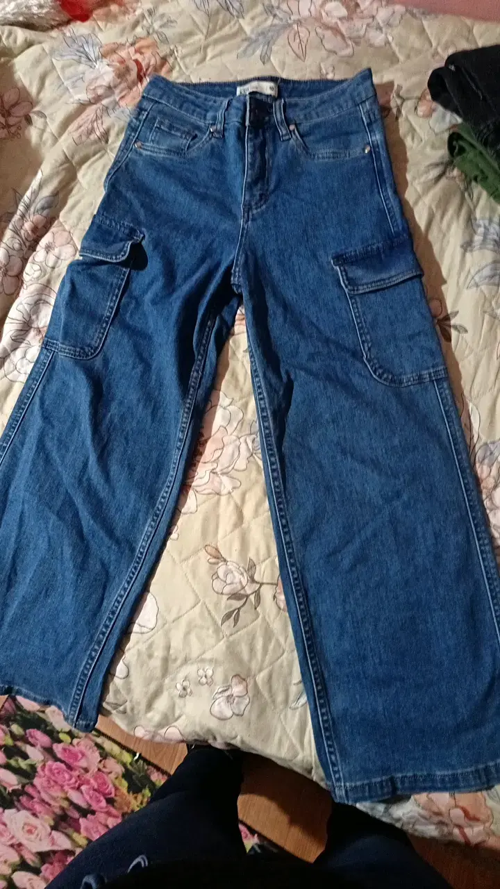 Jeans cargo de mezclilla azul para niña - 1