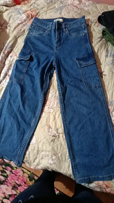 Jeans cargo de mezclilla azul para niña - miniatura 1