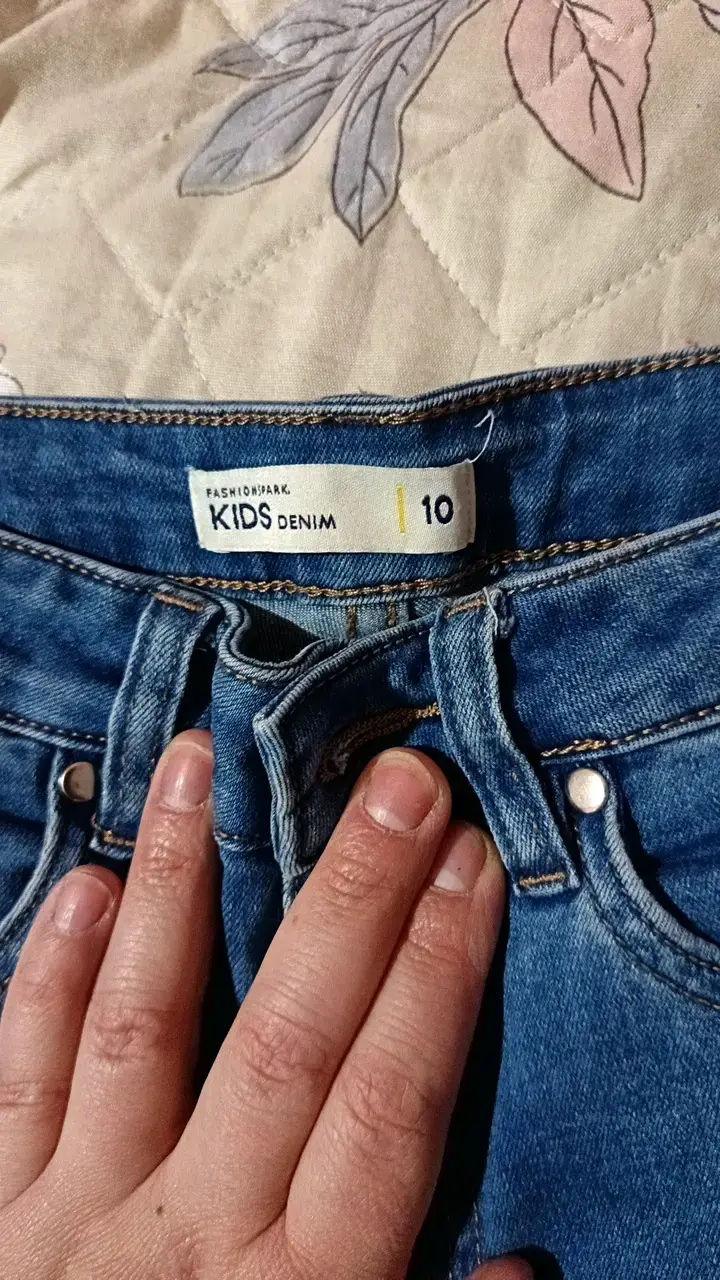 Jeans cargo de mezclilla azul para niña - 2