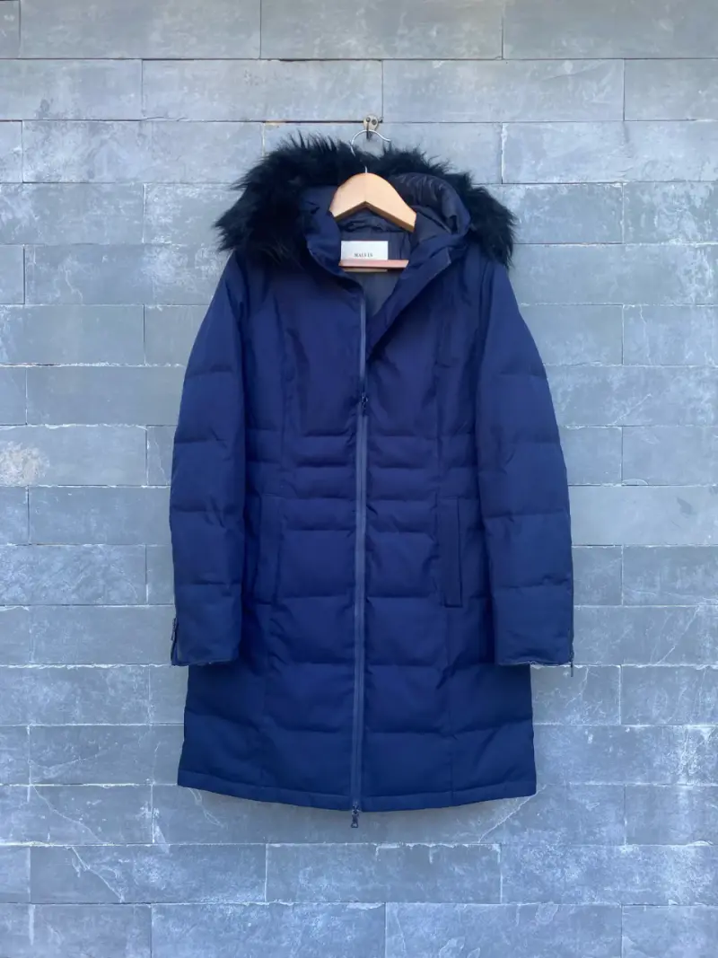Parka azul con capucha de pelo sintético - 1