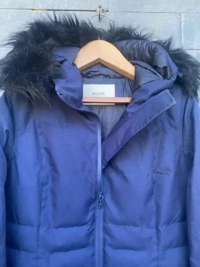 Parka azul con capucha de pelo sintético - miniatura 2