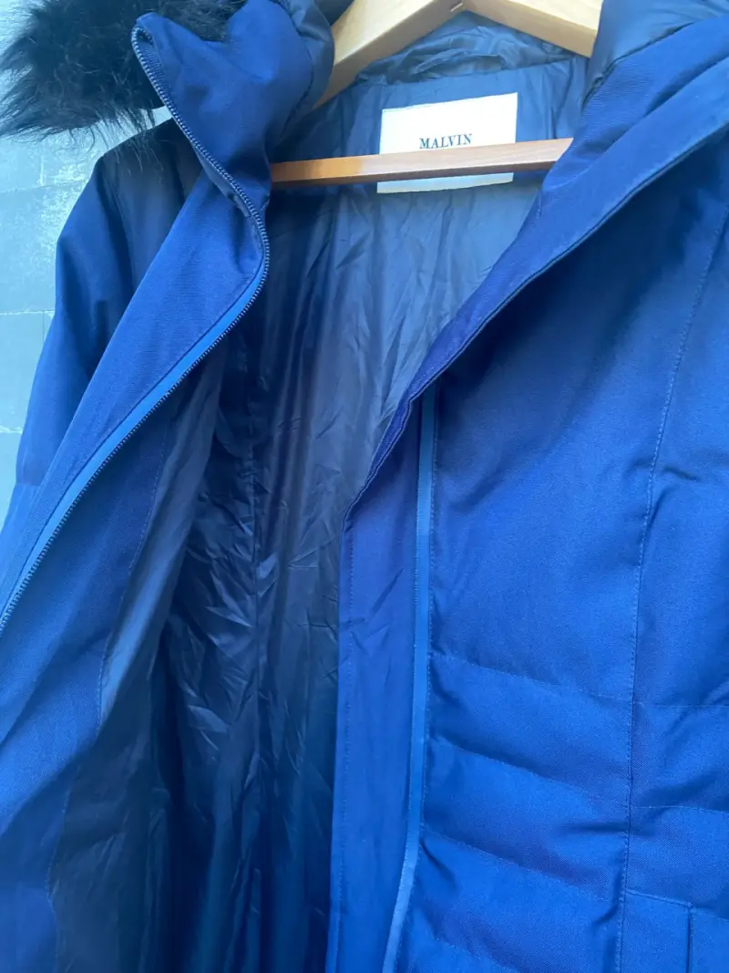 Parka azul con capucha de pelo sintético - 4