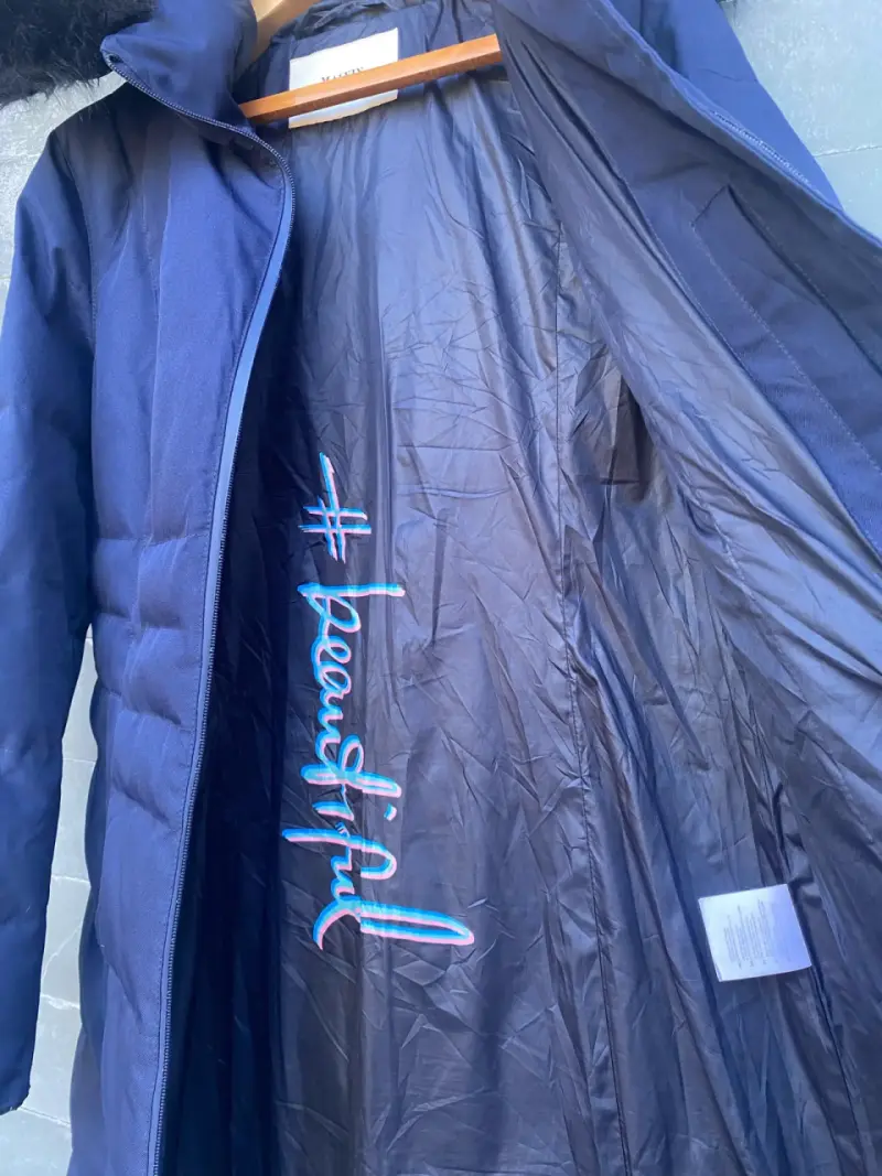 Parka azul con capucha de pelo sintético - 5