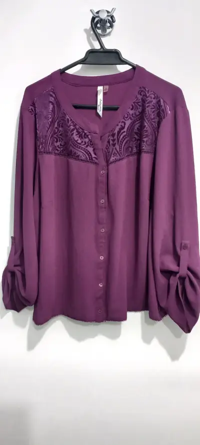 Blusa morada con detalles de encaje - miniatura 1