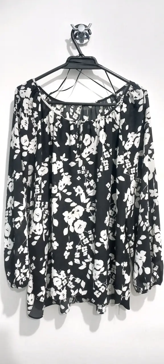 Blusa morada con detalles de encaje - 2