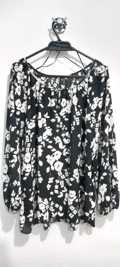 Blusa morada con detalles de encaje - miniatura 2