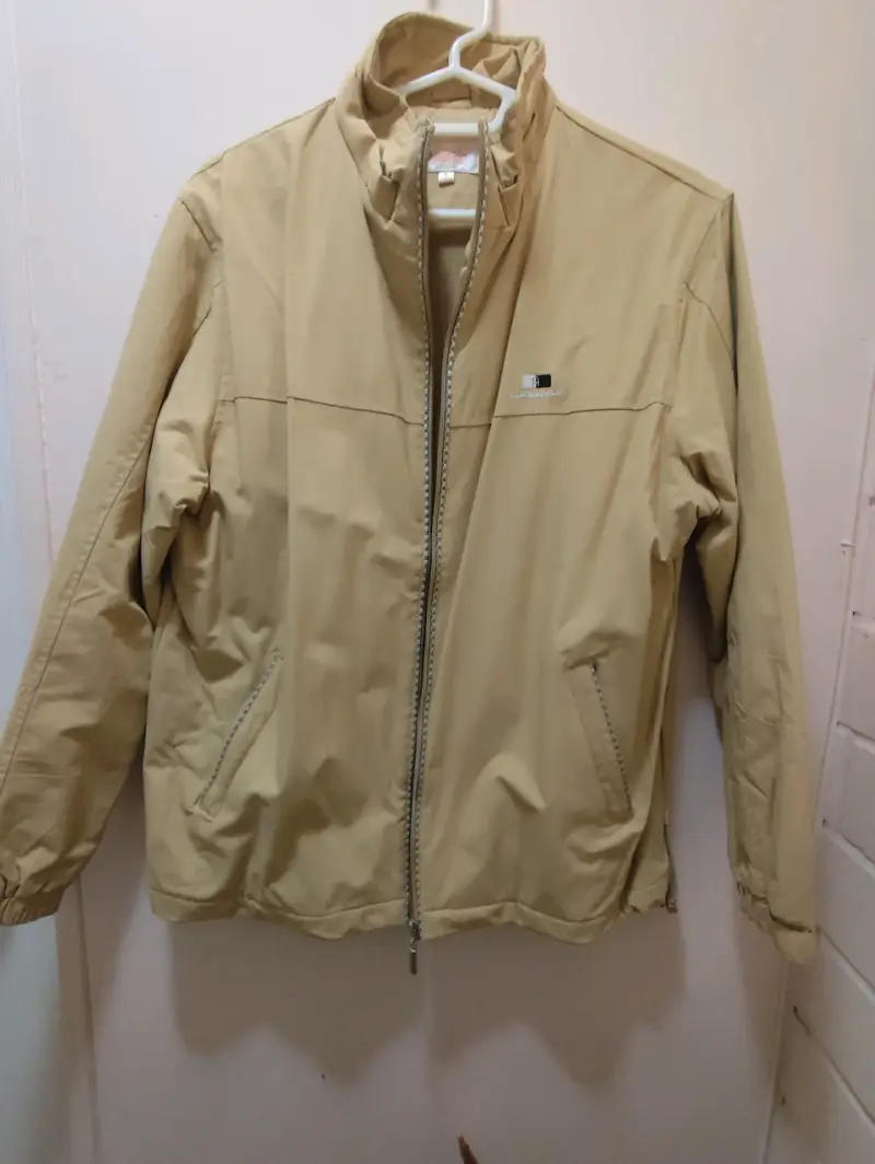 Chaqueta beige con cierre y logo - 1
