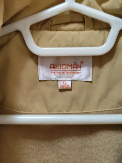 Chaqueta beige con cierre y logo - miniatura 3