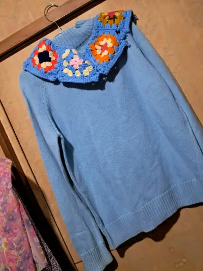 Suéter azul con cuello tejido a crochet - miniatura 1