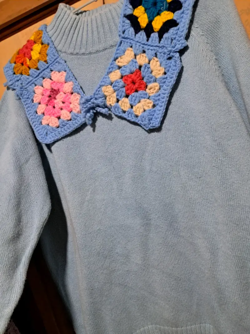Suéter azul con cuello tejido a crochet - 2