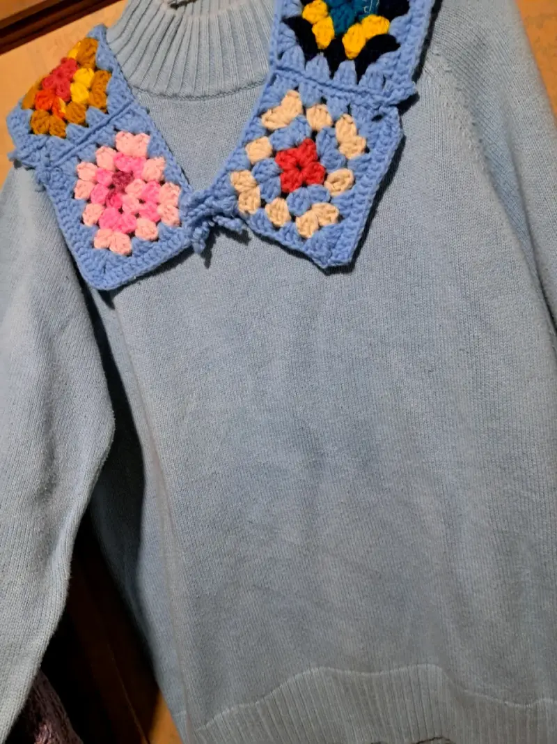 Suéter azul con cuello tejido a crochet - 3