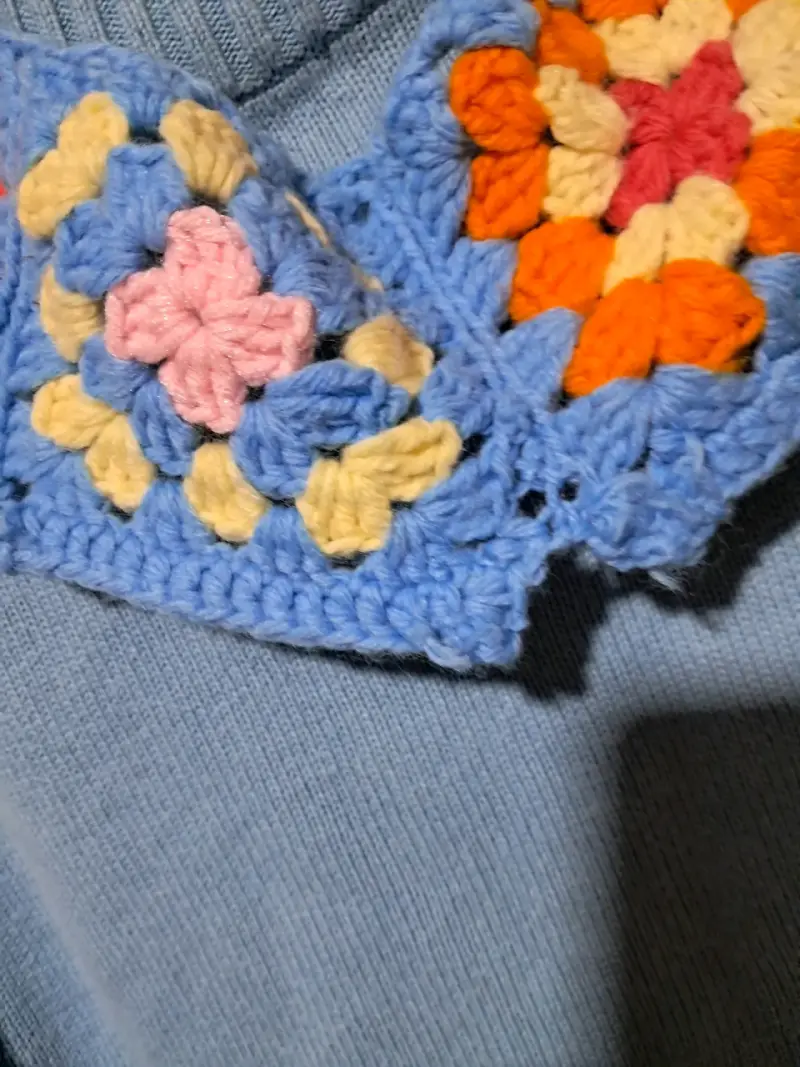Suéter azul con cuello tejido a crochet - 5