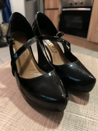Zapatos de tacón negros con correa - miniatura 1