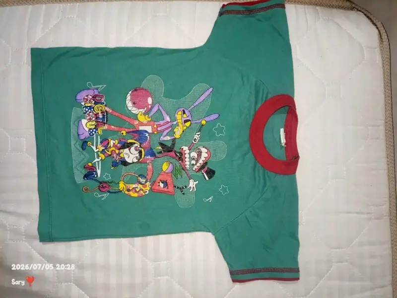 Polera infantil verde con estampado colorido - 1