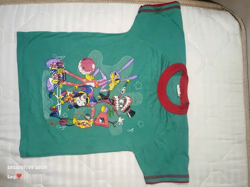 Polera infantil verde con estampado colorido - 2