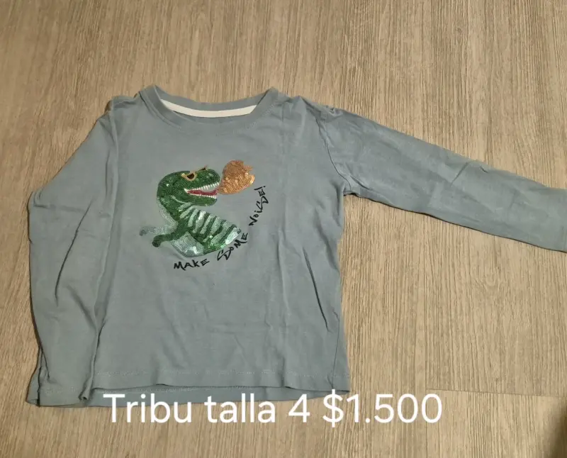 Polera manga larga Tribu con dinosaurio