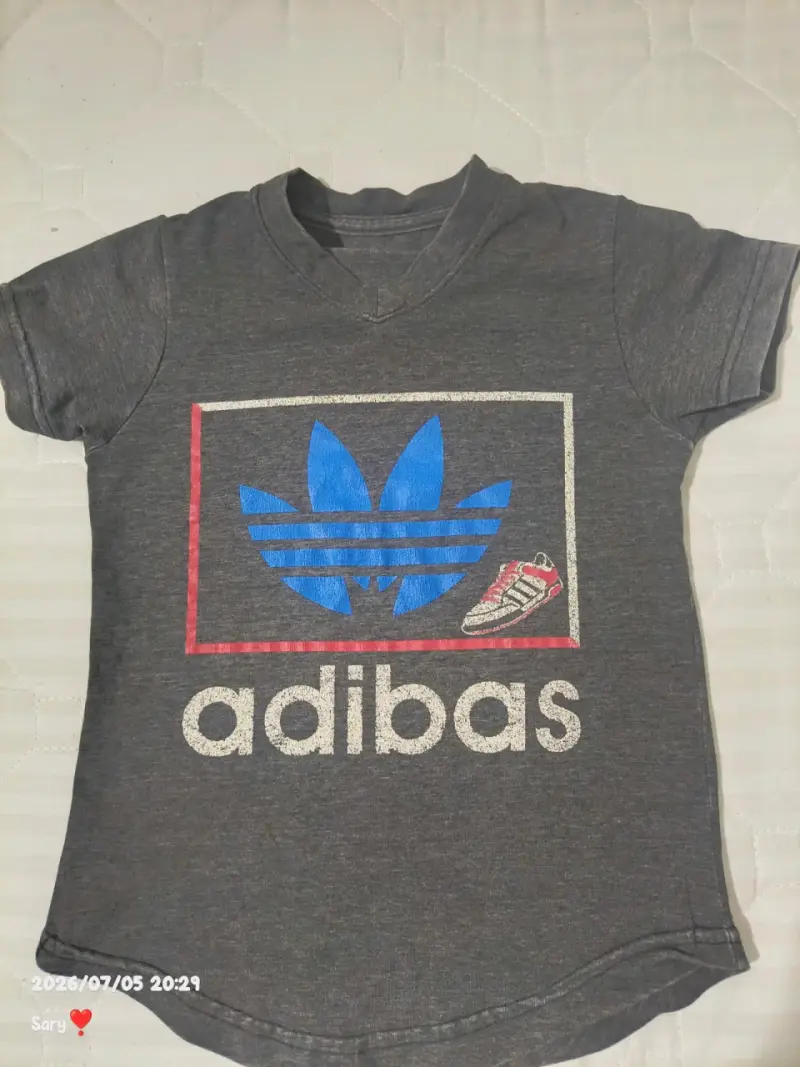 Polera Adidas gris con logo - 2