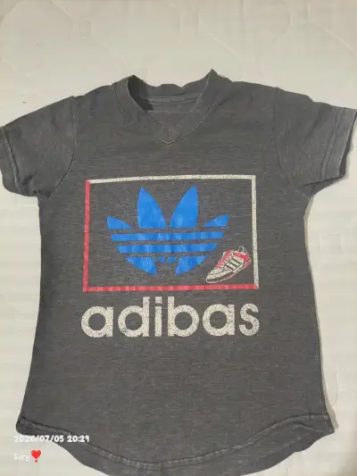 Polera Adidas gris con logo - miniatura 2