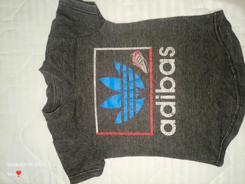 Polera Adidas gris con logo - 3