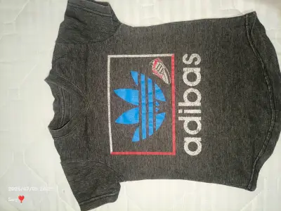 Polera Adidas gris con logo - miniatura 3