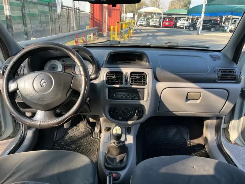Renault Clio Privilege 1.6 año 2007 - 11