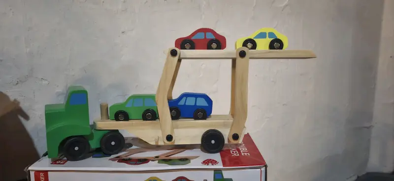 Camión de madera Kabi con autos de juguete - 2