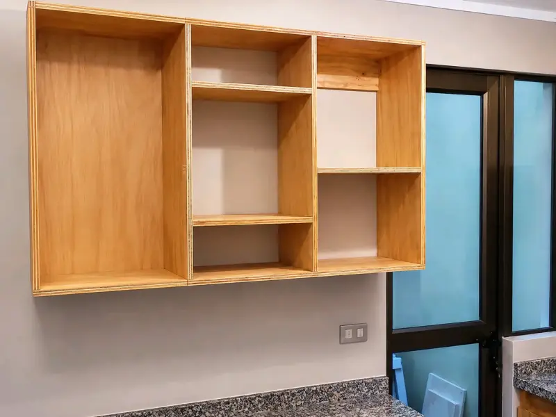 Mueble de cocina de madera con estantes