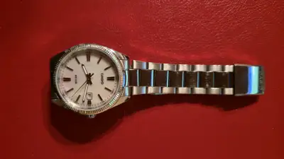 Casio MTP-1302 Bisel Estriado Estilo Datejust - miniatura 5