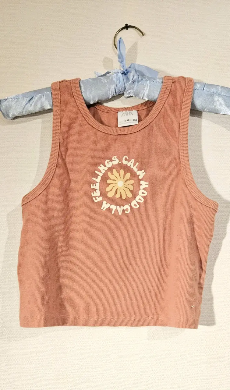Polera sin mangas rosa con estampado floral - 1