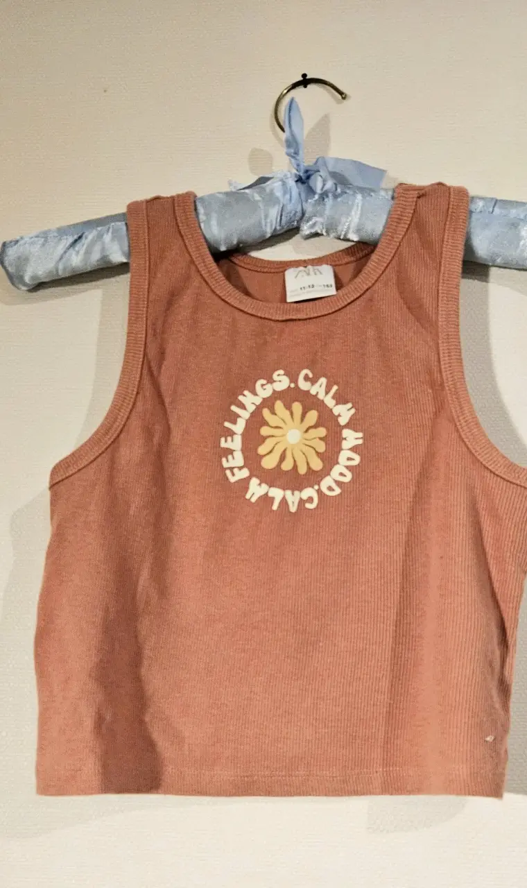 Polera sin mangas rosa con estampado floral - 2