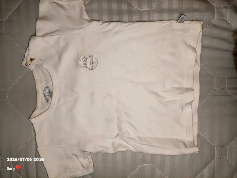 Polera blanca de bebé con diseño bordado - 1