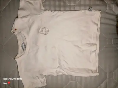 Polera blanca de bebé con diseño bordado - miniatura 1
